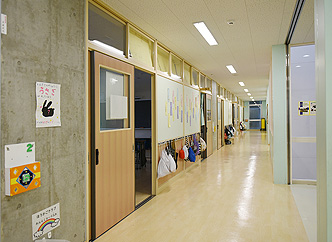 渋谷区代々木山谷小学校の廊下