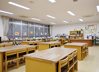 渋谷区代々木山谷小学校の図書室